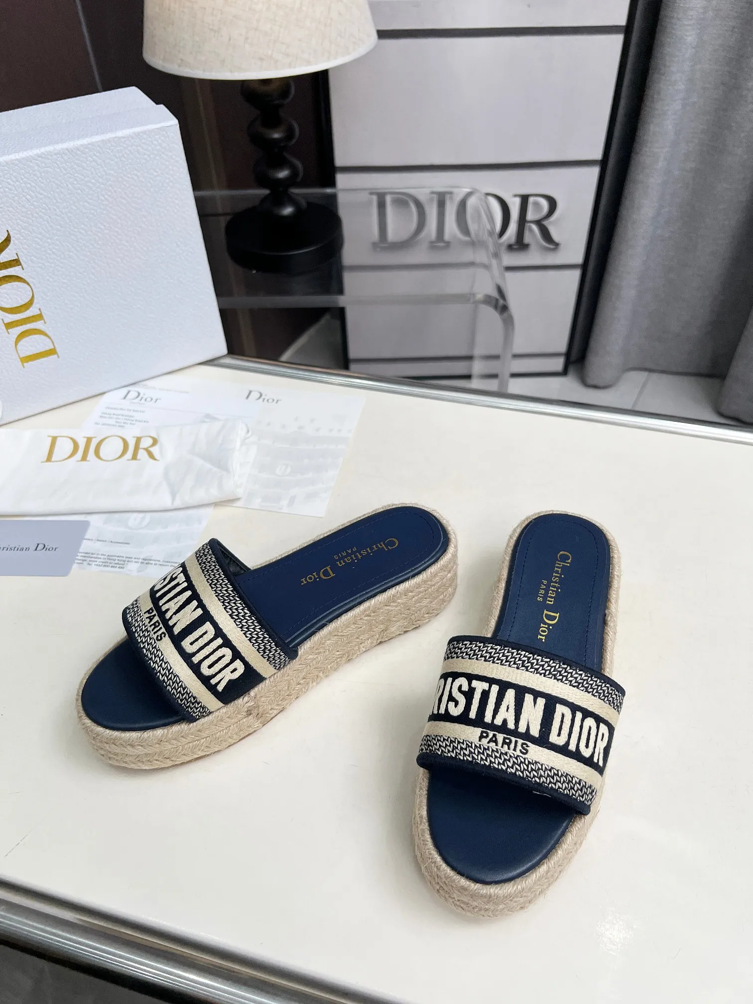 👟👟Ex-factory price 420👟👟 Dior's new spring and summer IVIETA DWAY jelly-colored flat-soled one-slip women's shoes with CD letter logo three-dimensional embroidery thick-soled round-toe open-toe slippers. The original version is developed to be the top version on the market. It feels soft and delicate on the feet and is extremely comfortable. Material: Upper imported raffia electric embroidery high-temperature water-soluble cotton technical fabric + water-dyed cowhide foot pad lining + original consistent combination outsole Outsole: original outsole Size: 35-42 (40.41.42 custom-made, non-refundable and non-exchangeable)
